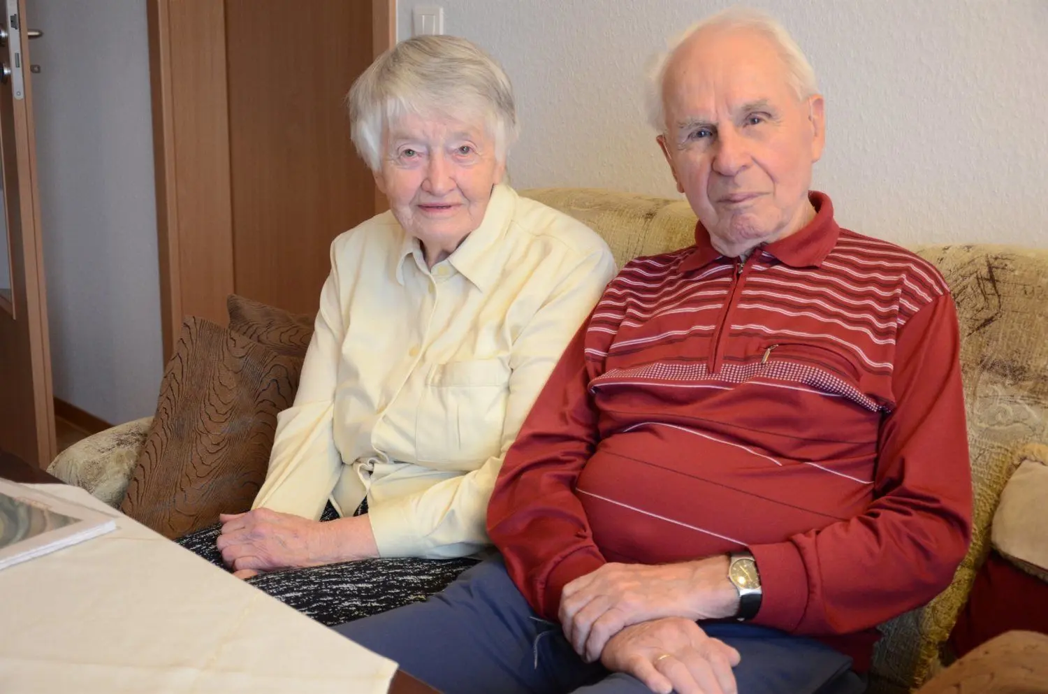 Christa und Heinz Wolf heute in ihrer Lübbenauer Wohnung in der Robert-Koch-Straße.