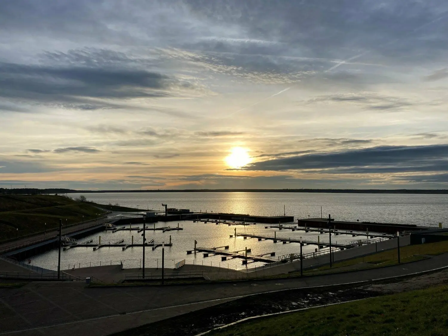 Sonnenaufgang am Hafen des Großräschener Sees.