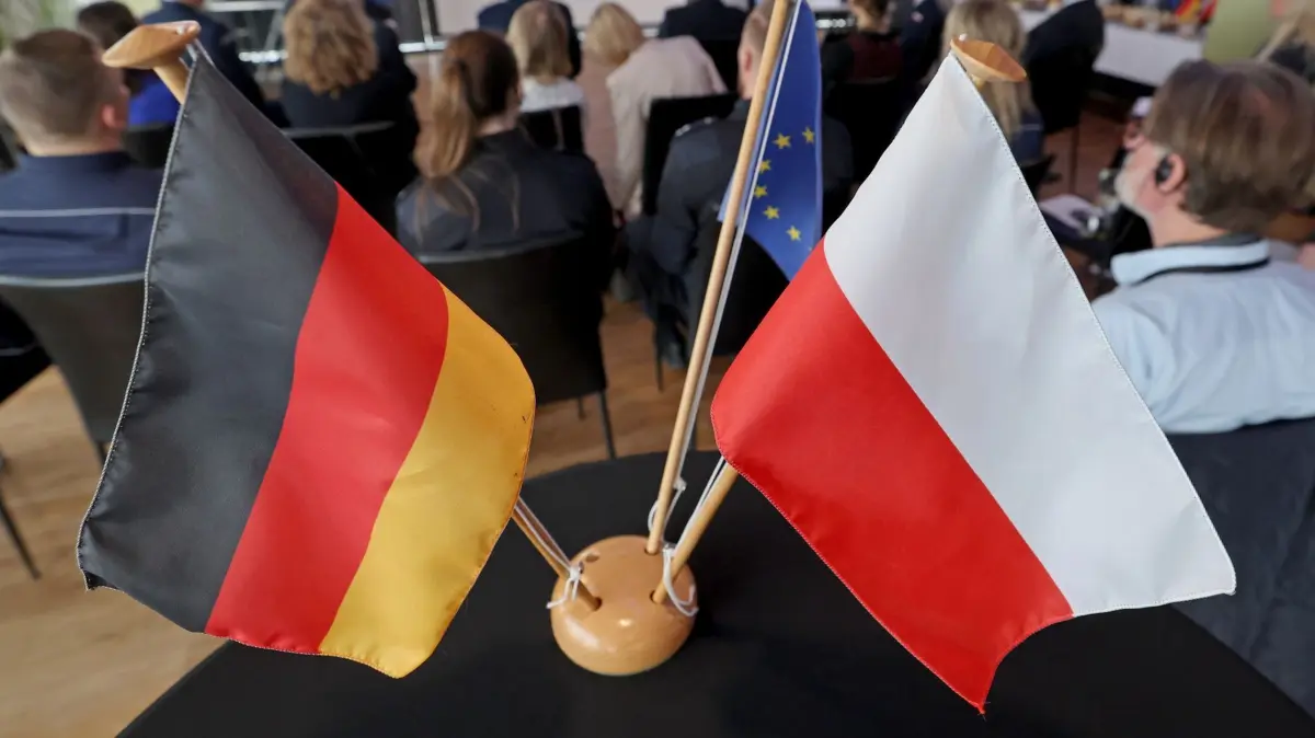 Deutsch–polnisches Polizeiteam: 03.04.2024, Polen, Swinemünde: Auf einer gemeinsamen Pressekonferenz des Polizeipräsidiums Neubrandenburg (PP) und der Wojewodschaftskommandantur der Polizei in Stettin wird ein festes bilaterales Polizeieinsatzteam für den gemeinsamen Streifendienst vorgestellt. Nach einer Vorbereitungsphase unter anderem mit Sprachkursen und Rechtsseminaren gehen die deutsch-polnischen Streifen ab 01.06.2024 im Auto oder zu Fuß auf die Straße. Die Einheit wird aus drei deutschen und drei polnischen Polizeibeamtinnen und -beamten bestehen. Foto: Bernd Wüstneck/dpa +++ dpa-Bildfunk +++