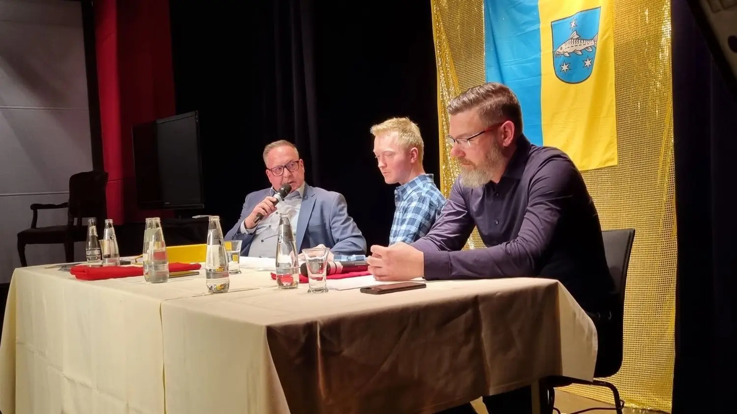 Helmut Wenzel (li.) und Michael Köhler beim Kandidatenforum in der Bunten Bühnen. In der Mitte Moderator Daniel Friedrich.