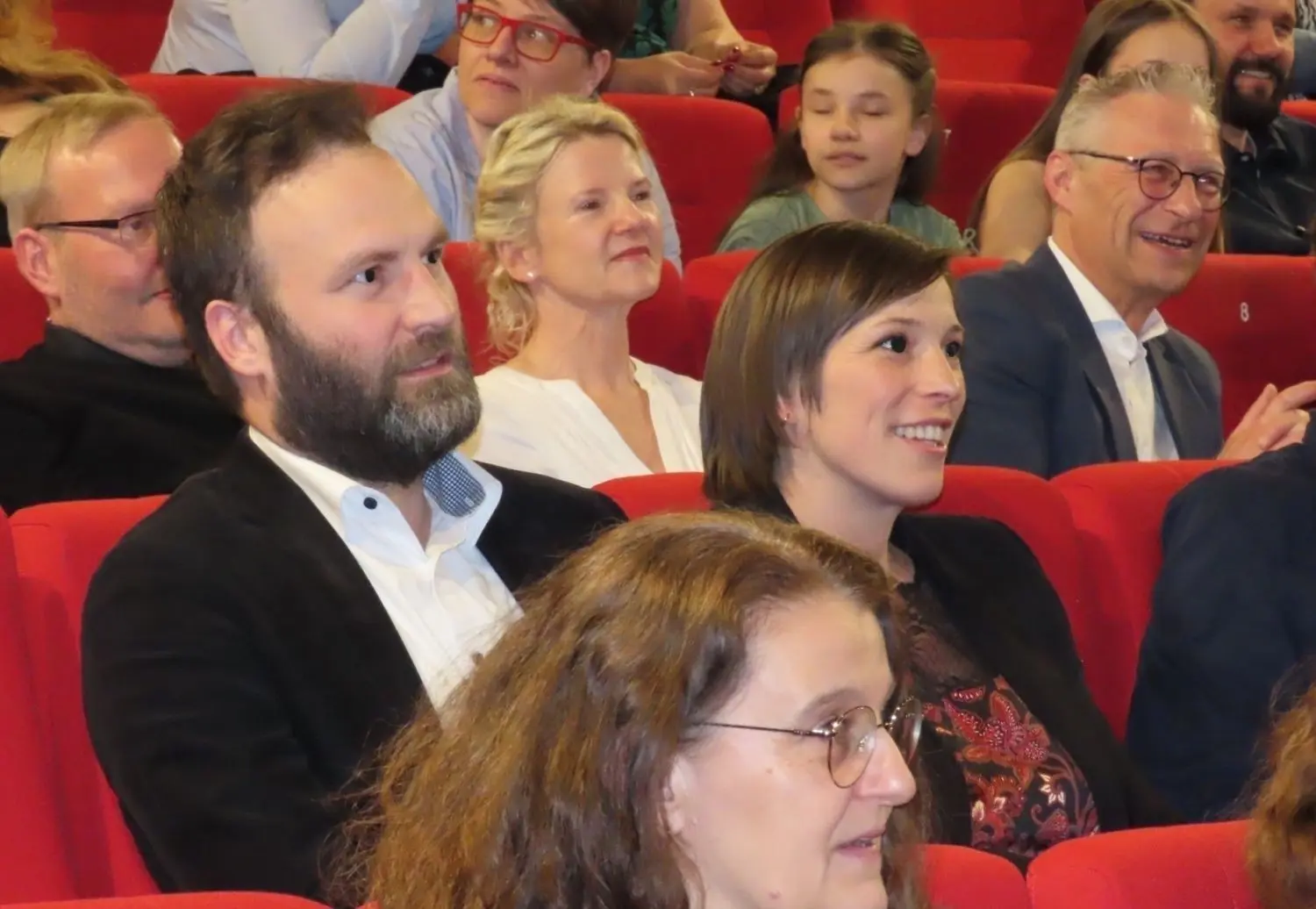 Matthias Bahl (links) und Anja Mertens (Mitte) zur Premiere: Sie hatten ihre Wohnung als Drehorte zur Verfügung – und ihren kleinen Sohn.