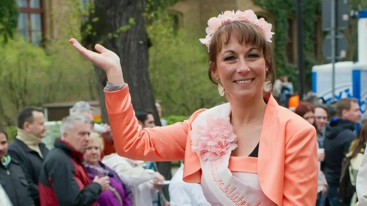 Die Baumblütenkönigin 2013, Claudia Bremer, nimmt am 27.04.2013 auf dem Baumblütenfest in Werder an der Havel (Brandenburg) am Festumzug teil.
Die Baumblütenkönigin 2013, Claudia Bremer, nimmt am 27.04.2013 auf dem Baumblütenfest in Werder an der Havel (Brandenburg) am Festumzug teil. Bis zum 05.05. wird in Werder bereits zum 134sten Mal das Baumblütenfest gefeiert. Foto: Tim Brakemeier/dpa ++ +++ dpa-Bildfunk +++