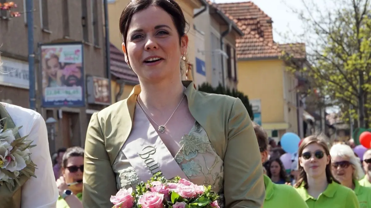 Nach dreijähriger Pause wegen Corona startete das Baumblütenfest in Werder (Havel) im vergangenen Jahr wieder. Das Volksfest hegt eine lange Tradition. Jedes Jahr wird eine neue Baumblütenkönigin gekrönt. Hier eine Übersicht zu den Baumblütenköniginnen der letzten 10 Jahre.Die aktuell amtierende Baumblütenkönigin Doreen Vogler 2023.
Die neue Baumblütenkönigin Doreen Vogler sitzt beim Festumzug des Baumblütenfeste Werder in einem Auto. Zahlreiche Menschen strömen von der in Werder auf über eine Brücke hat die Havelinsel. Nach dreijähriger Pause wegen Corona startet das Fest im Frühjahr wieder. Von einem Riesenrad aus ist das Geschehen auf auf dem Fest zu sehen. Das Volksfest wird seit 1879 gefeiert. +++ dpa-Bildfunk +++