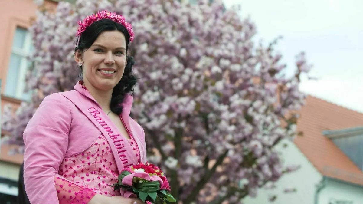 Baumblütenkönigin 2016 Cindy Linke präsentiert sich beim Festumzug im Rahmen des 137. Baumblütenfests am 30.04.2016 in Werder (Brandenburg).
Baumblütenkönigin Cindy Linke präsentiert sich beim Festumzug im Rahmen des 137. Baumblütenfests am 30.04.2016 in Werder (Brandenburg). Foto: Jörg Carstensen/dpa ++ +++ dpa-Bildfunk +++