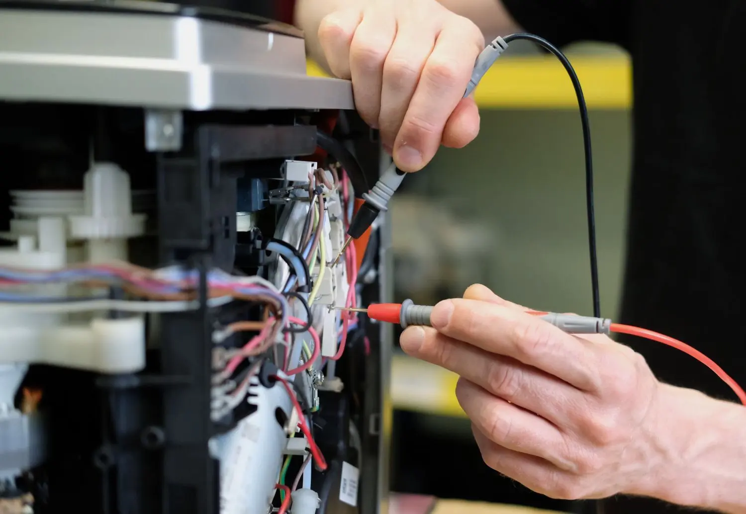 In einer Reparaturwerkstatt werden an einem Gerät elektronische Messgrößen ermittelt. Ein Recht auf Reparatur soll in der EU per Gesetz festgeschrieben werden.