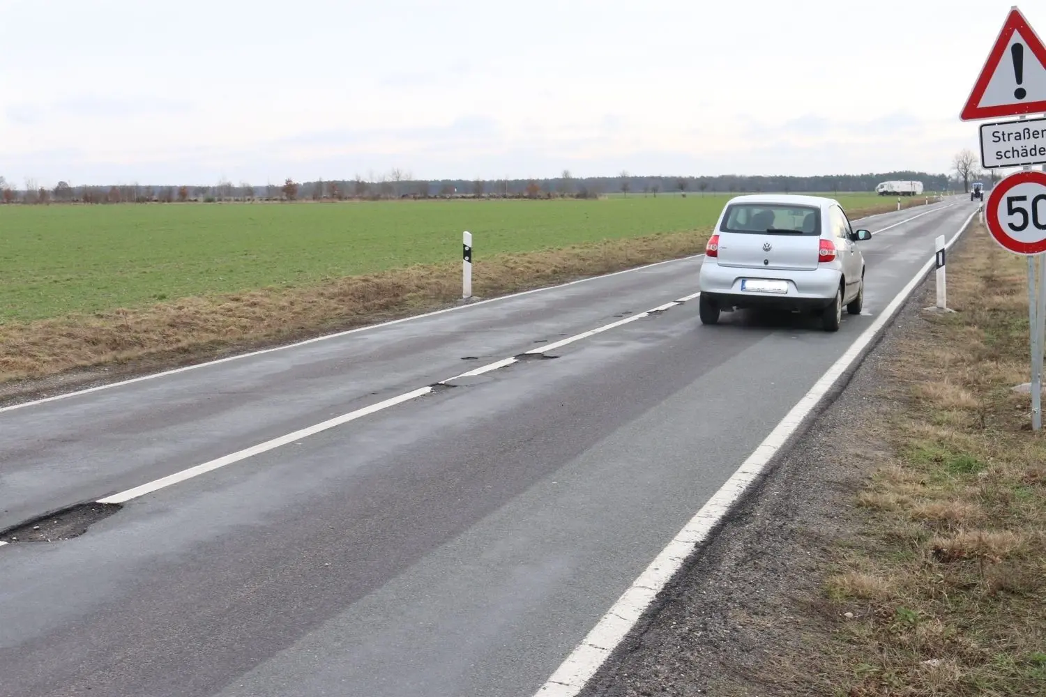 Auf der L 67 zwischen Herzberg und dem Abzweig nach Gräfendorf darf wegen der Schlaglöcher derzeit nur 50 km/h schnell gefahren werden.