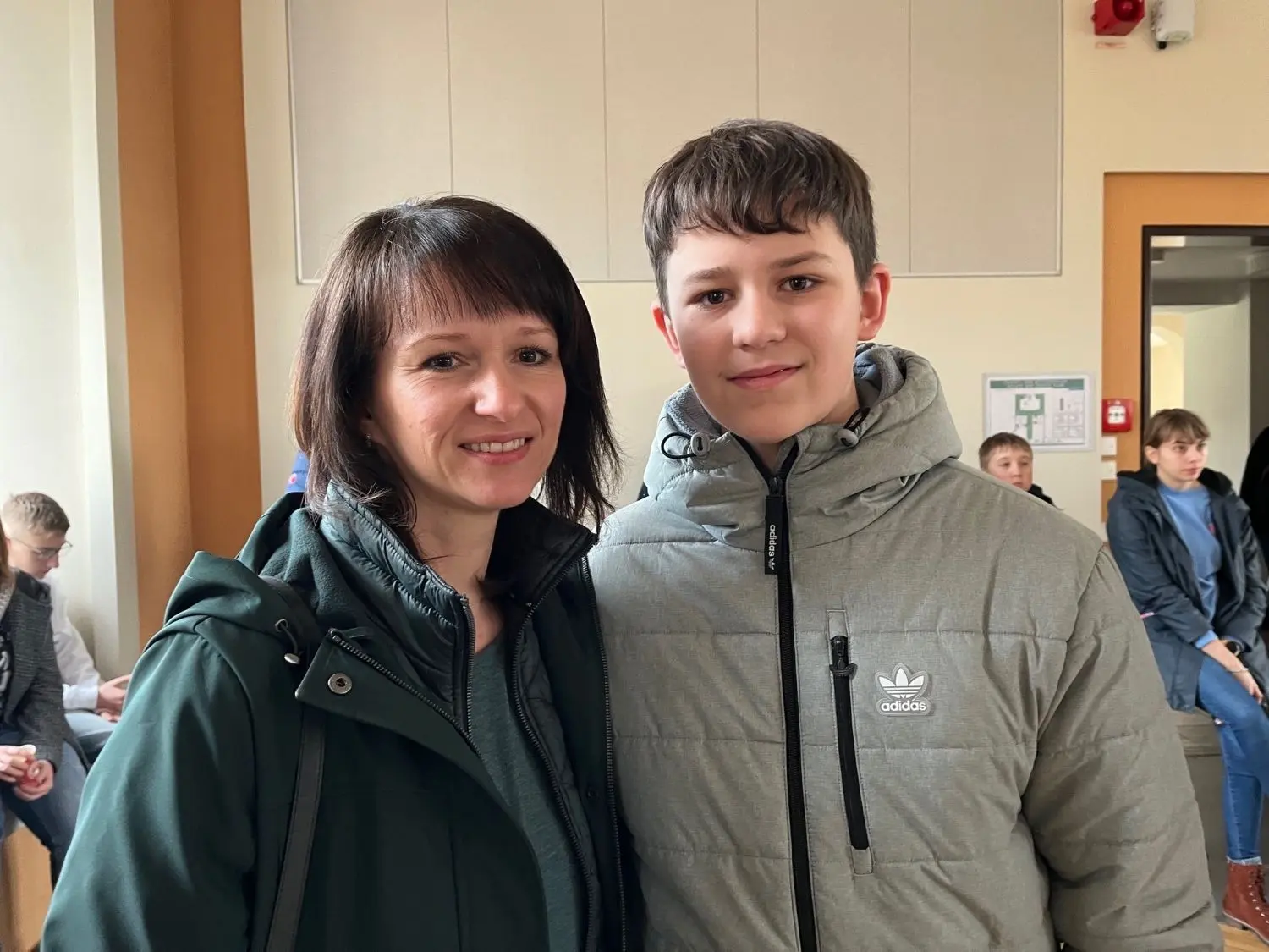 Diana Müller und ihr Sohn Levi suchen auf der Jugendweihemesse nach Inspiration.