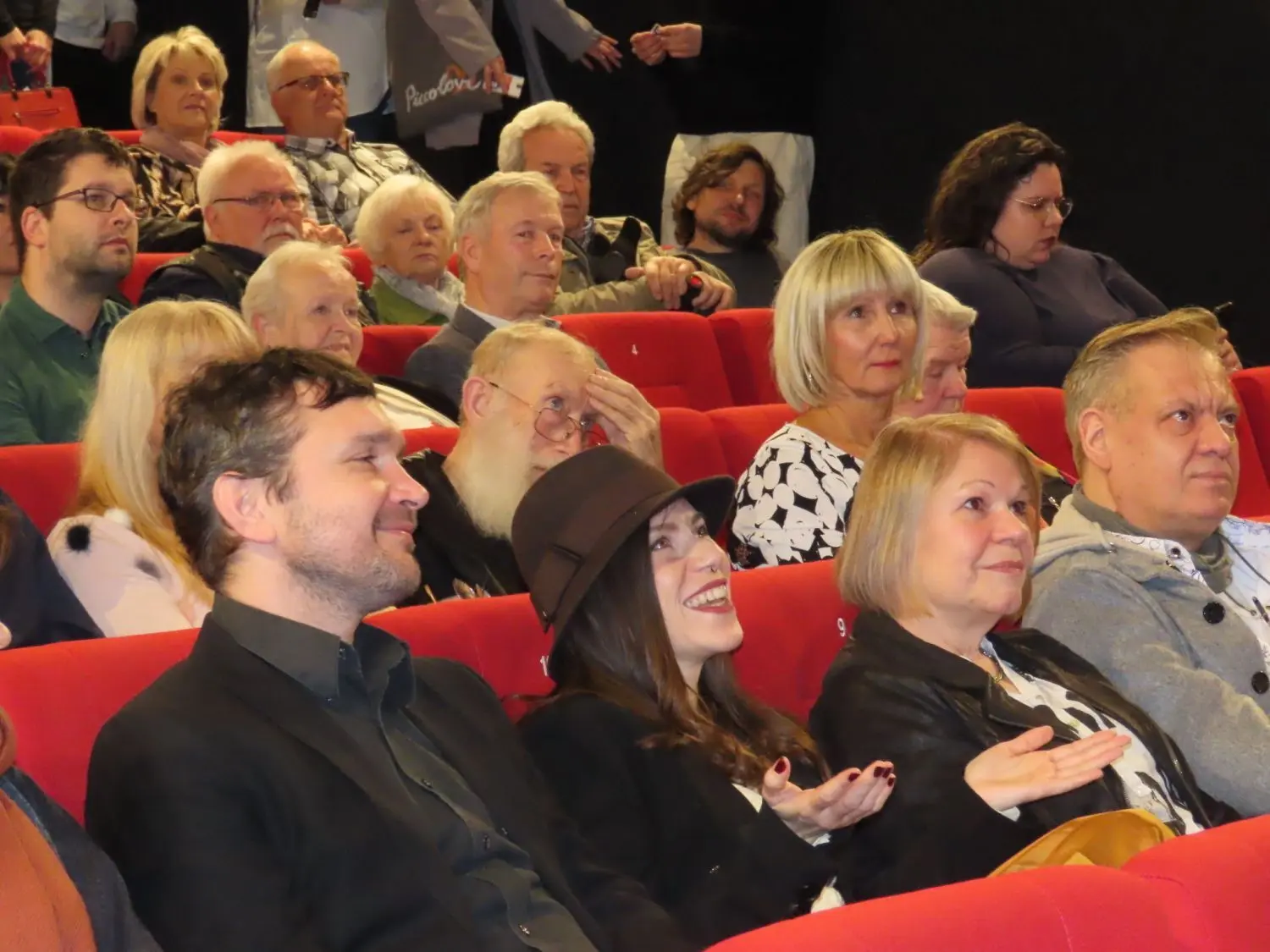 Die Schauspieler Daniel Ratthei (l.) und Nico Bobrzik und ihre Kolleginnen Bozena Bjarsch (2.v.l.) und Petra Maria Bulang-Wenzel hatten viel Spaß zur Filmpremiere in Spremberg.
