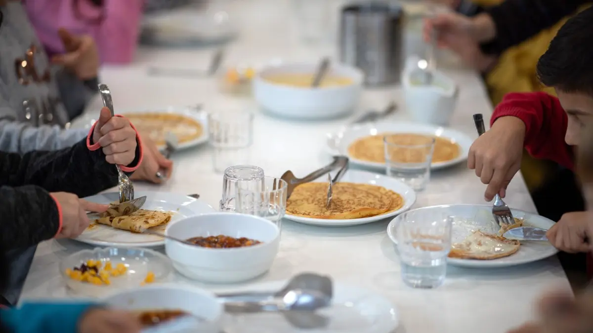 ARCHIV - 10.12.2019, Baden-Württemberg, Stuttgart: Kinder essen in der Kantine einer Grundschule Mittag. (zu dpa «Streit ums Schulessen in Hamburg - Caterer wollen Steuerausgleich») Foto: Sebastian Gollnow/dpa +++ dpa-Bildfunk +++