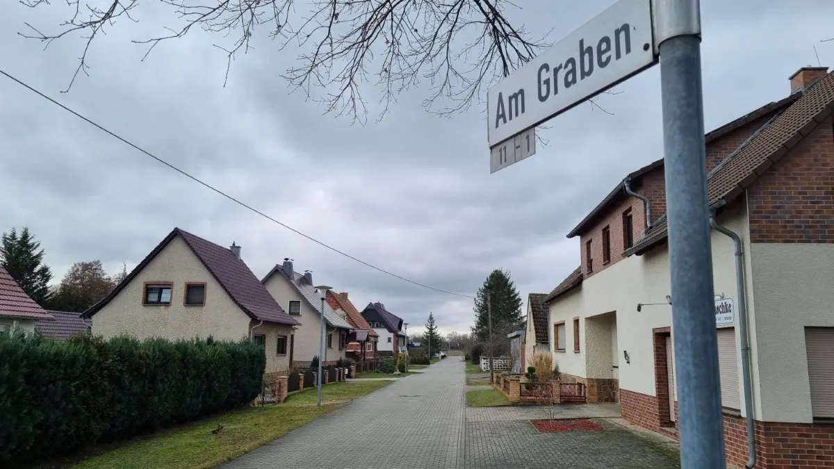 Nahe der Wohnbebauung Am Graben in Klein Beuchow entsteht ein Solarpark.
