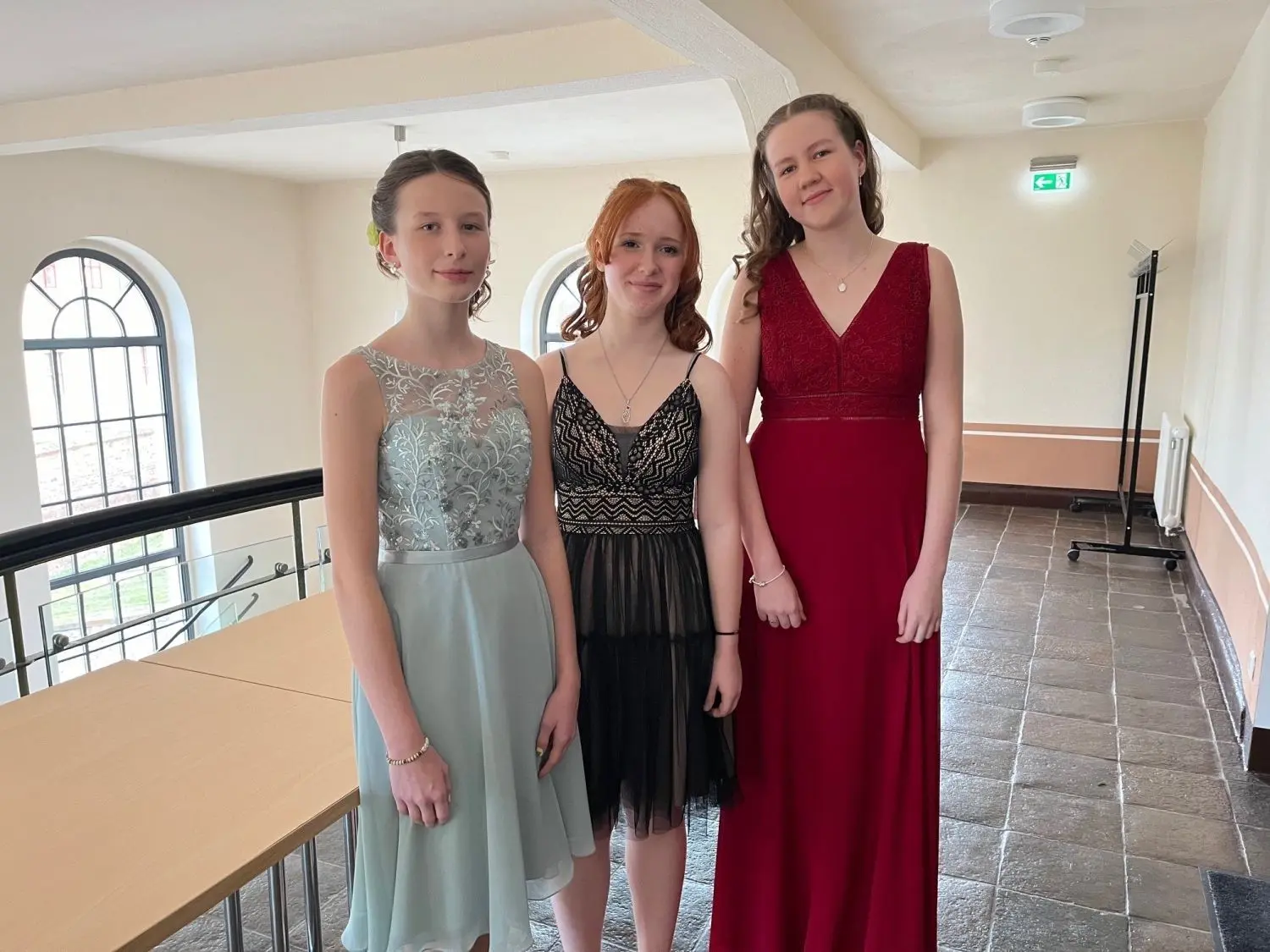 Samira Krause, Sarah Oecknigk und Yasmina Richter suchen Kleider für ihre Jugendweihe und Konformation.
