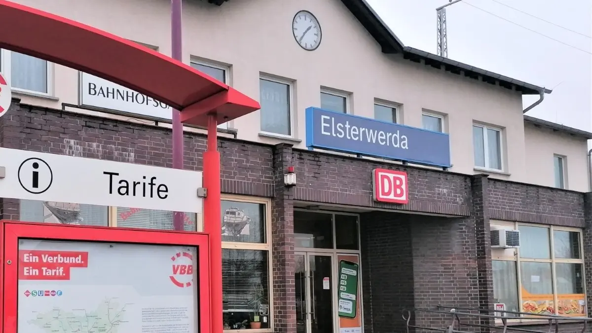 Das Bahnhofsgebäude in Elsterwerda wird ab dem 14. Januar wieder für Wartende geöffnet, damit sie auf den Bahnsteigen nicht frieren müssen.