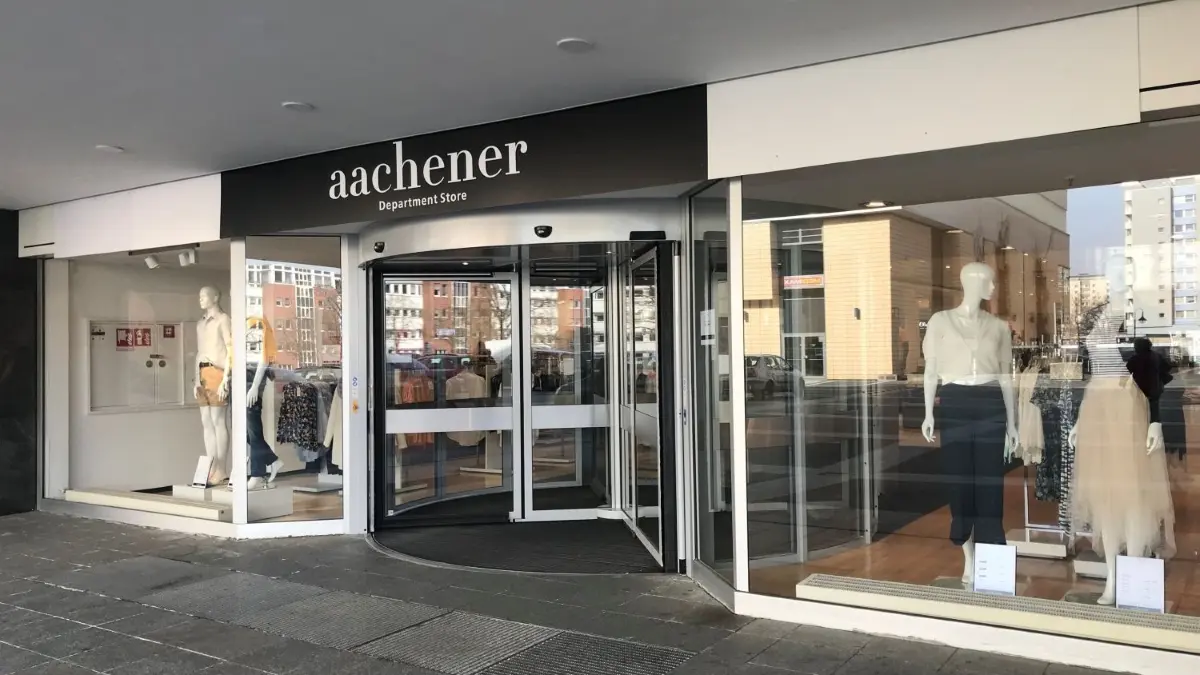 In den Schaufenstern des Aachener Modehauses in Cottbus ist bereits die Frühjahrskollektion zu sehen. Doch der Mietvertrag mit der Stadt läuft Ende Februar 2024 aus.