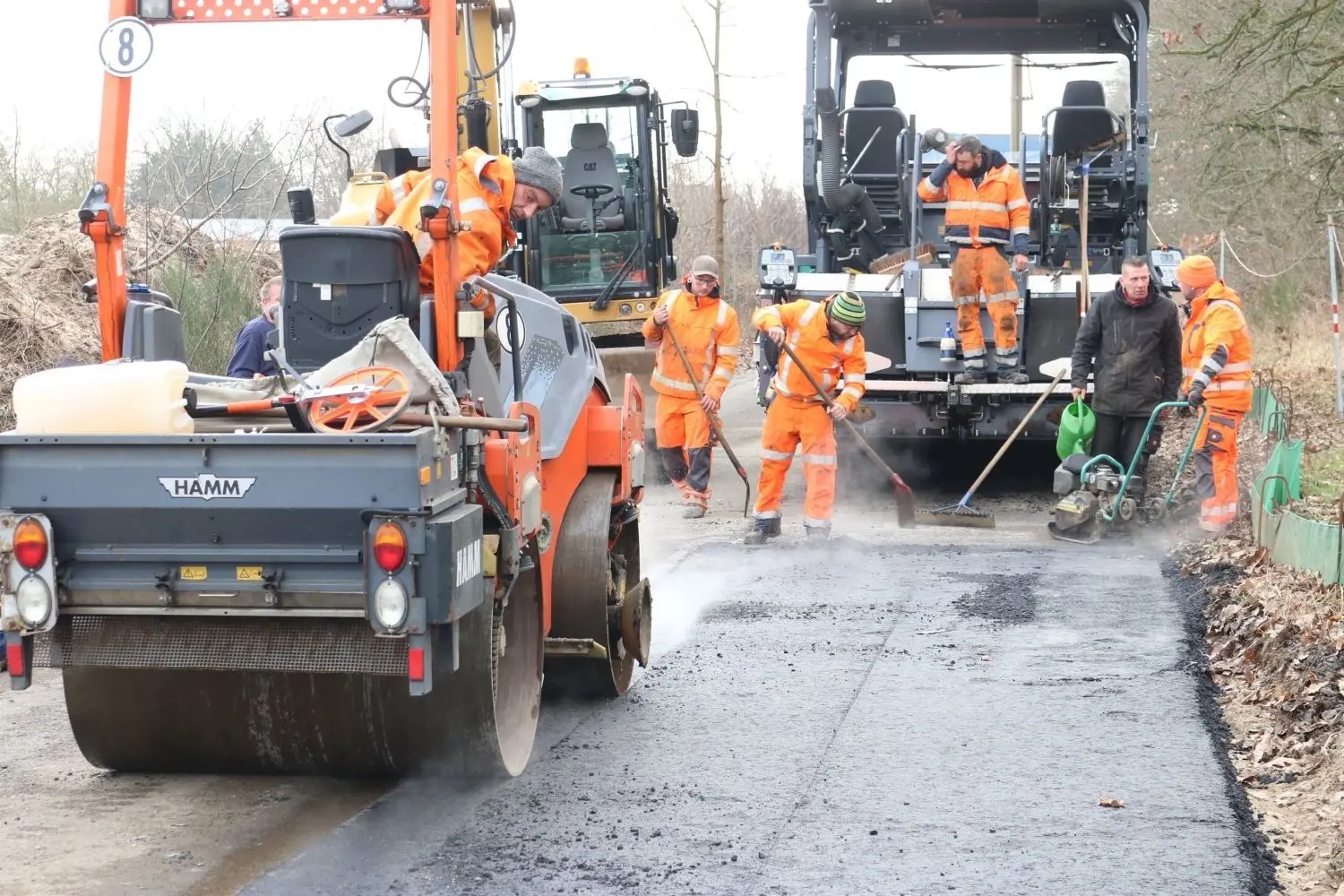 In der vergangenen Woche hat der Landesbetrieb Straßenwesen die Behelfsumfahrung an der Brückenbaustelle bei Großrössen auf der L 67 wegen der schadhaften Fahrbahn erneuert.