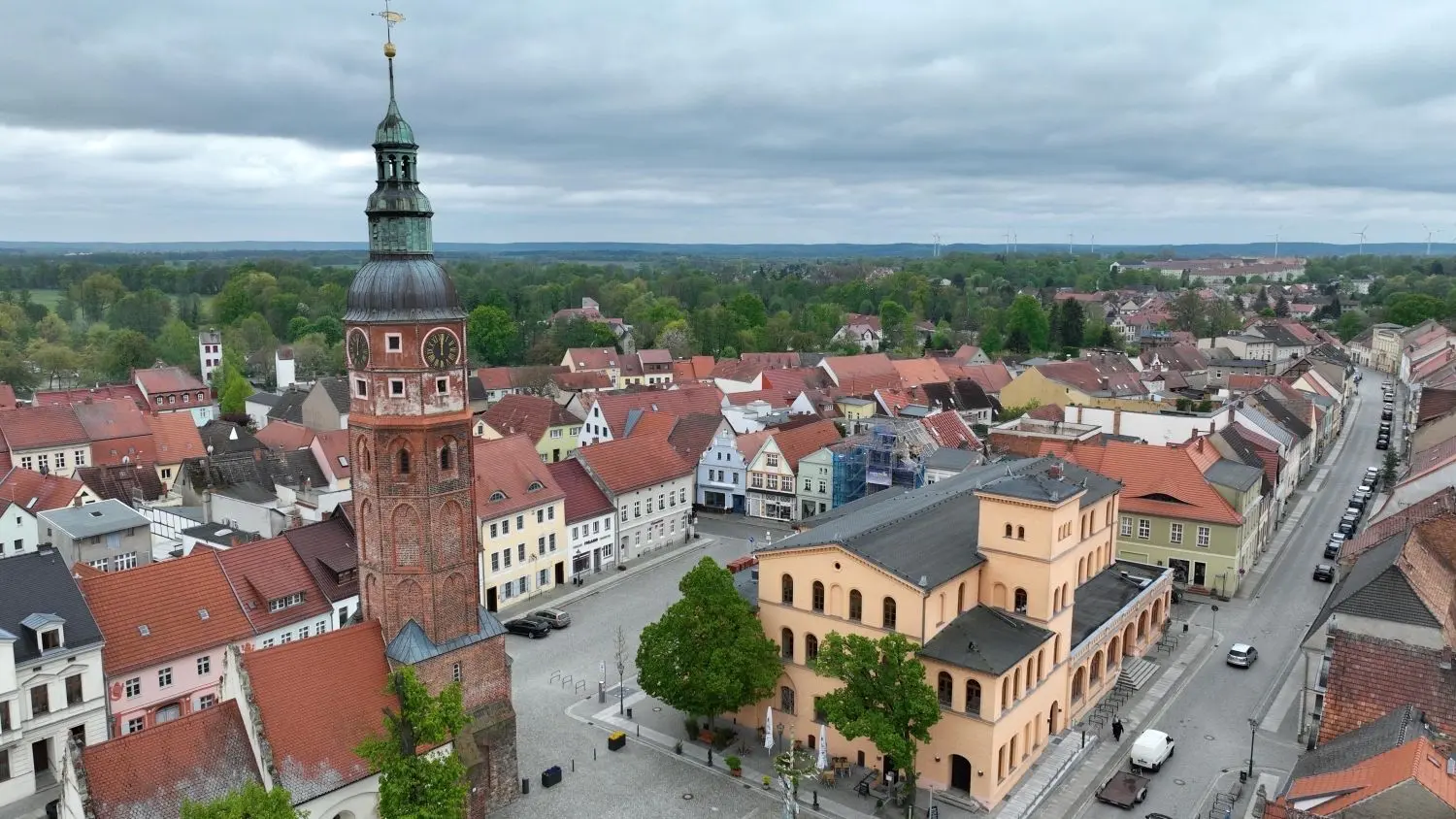Eine Luftaufnahme der Stadt Luckau im Landkreis Dahme-Spreewald. Luckaus Bürgermeister Gerald Lehmann (parteilos) findet die persönlichen Anfeindungen bis hin zu offenen Morddrohungen gegenüber politischen Amtsträgern empörend.