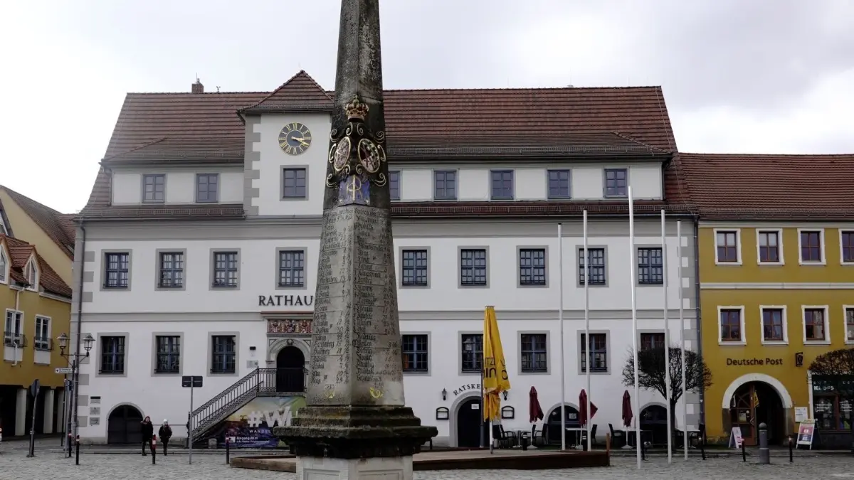 Markt von Hoyerswerda mit Rathaus und Postsäule