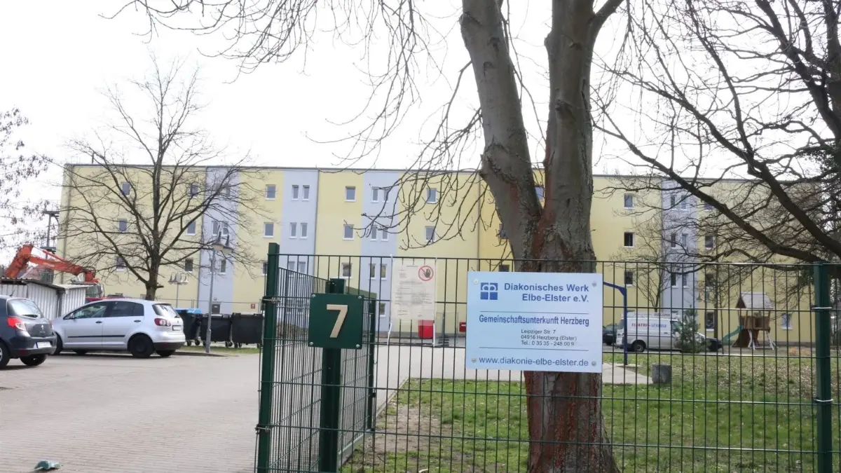 Die Gemeinschaftsunterkunft für Flüchtlinge in Herzberg soll bis Mitte 2025 zwei Anbauten erhalten. Somit können 76 zusätzliche Plätze geschaffen werden.