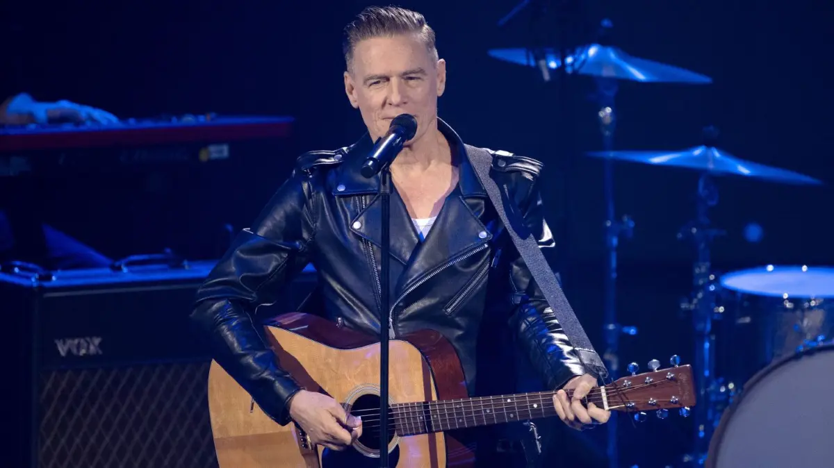 ARCHIV - 09.12.2023, Berlin: Bryan Adams, Musiker, singt während der TV-Spendengala "Ein Herz für Kinder". (zu dpa: «Bryan Adams kommt für mehrere Konzerte nach Deutschland») Foto: Sebastian Christoph Gollnow/dpa +++ dpa-Bildfunk +++