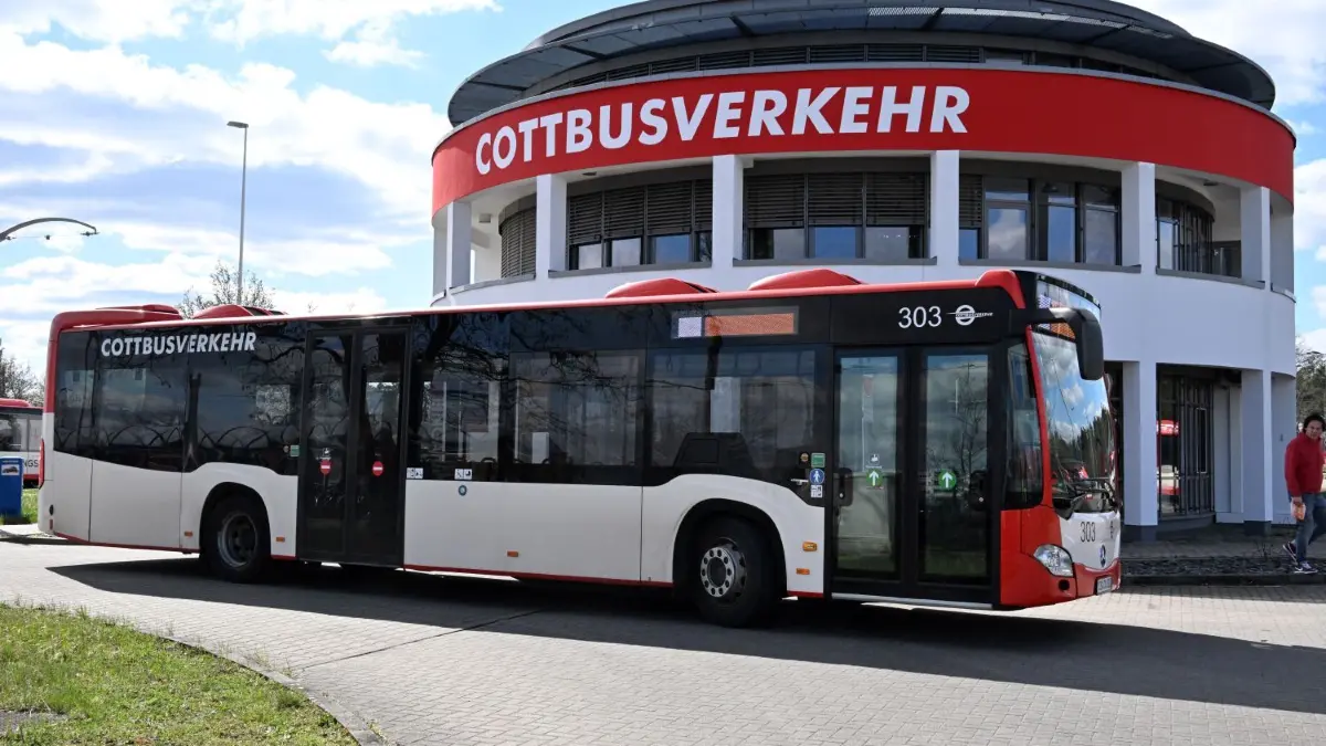 Nachdem am Montag am Klinikum in Kolkwitz ein Smart- Hybridbus von Cottbusverkehr vermutlich auf Grund eines technischen Defektes total ausgebrannt war, sind die verbliebenen drei Smart-Hybridbusse dieser Baureihe (Baujahr 2017) umgehend in der Werkstatt von Cottbusverkehr technisch untersucht worden. Nach bestandener Inspektion konnten sie am Dienstag den Betriebshof in der Walther-Rathenau-Straße wieder verlassen und im Linienverkehr eingesetzt werden. An den Modulen auf dem Dach erkennt man, dass es sich um einen Smart-Hybrid-Bus handelt.