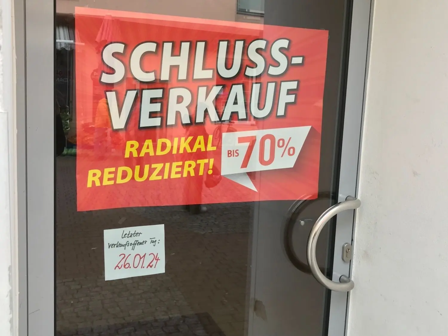 Solche Schilder findet man auch in der Senftenberger Innenstadt nicht so selten. Dieses wurde in der Kreuzstraße gesehen.