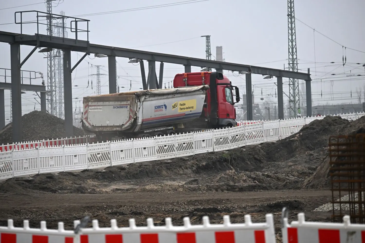 Auf der Baustelle für Halle 1 des neuen Bahnwerks Cottbus finden derzeit Erdarbeiten statt.