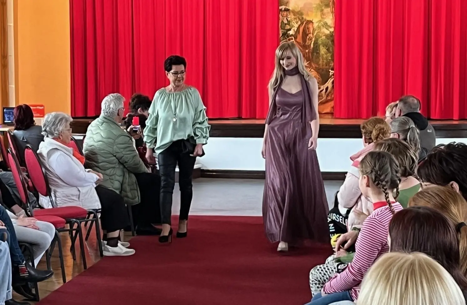 Models, zum Teil aus dem Kreis der Jugendweiheteilnehmer, präsentieren die neueste Festtagsmode 2024. Organisiert wird die Show vom Kinder- und Jugendmodegeschäft "Rappelkiste" in Finsterwalde.