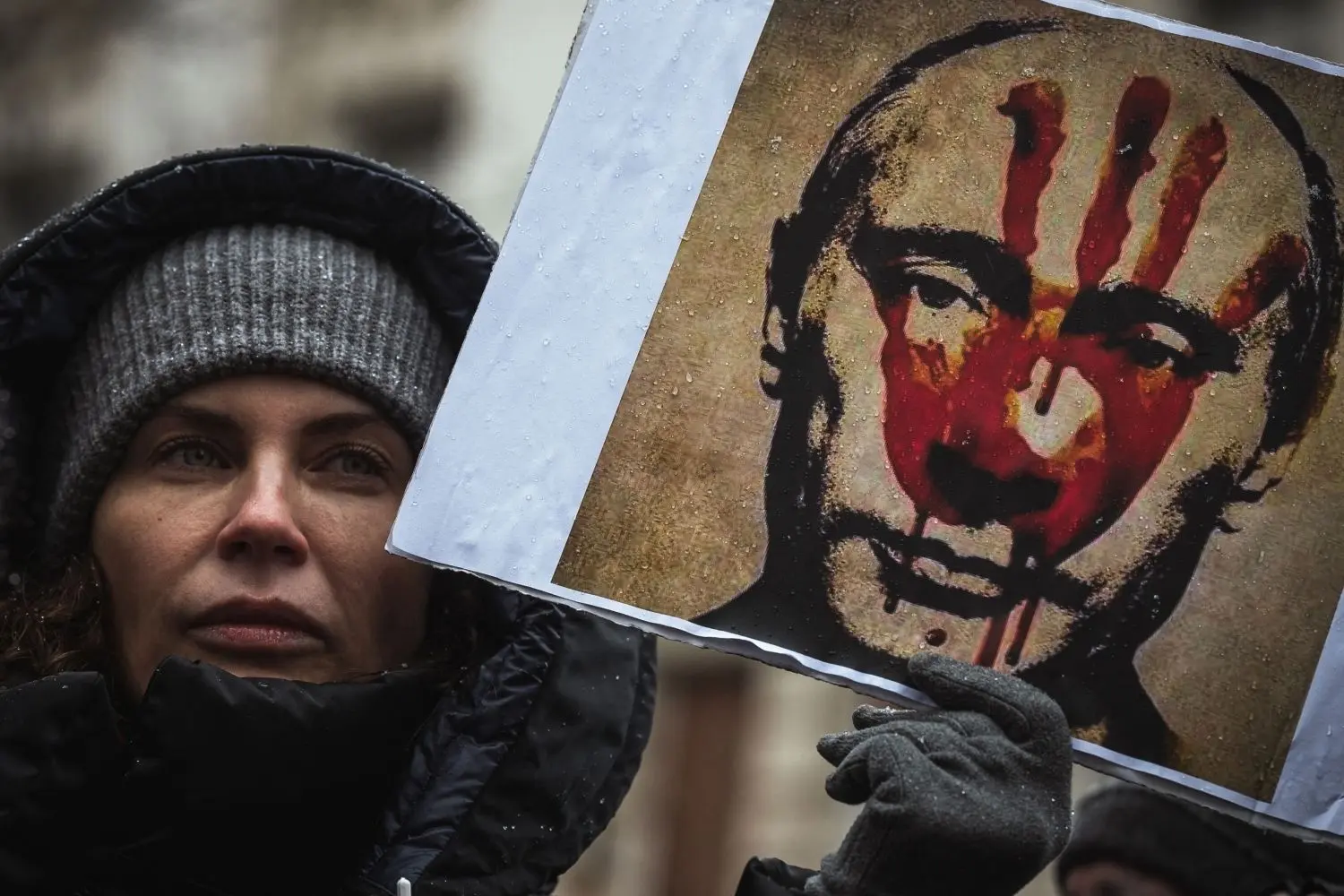 Eine Frau protestiert gegen den russischen Angriffskrieg auf die Ukraine.