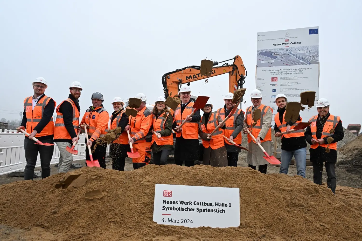 Spatenstich für die neue Halle des Bahnwerks Cottbus mit allen Partnern aus Politik und Baubranche.