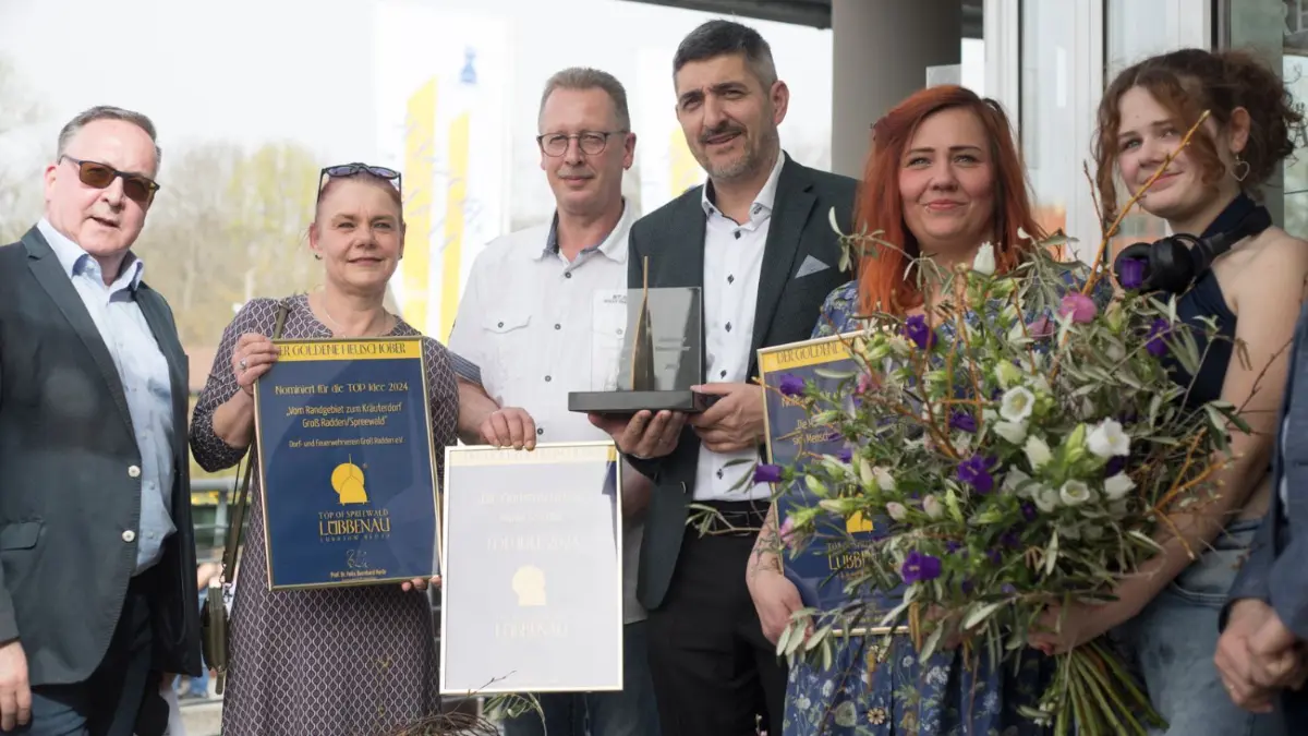 Bürgermeister Wenzel mit den Nominierten. (l.) Frau Pursche vom Dorf- und Feuerwehrverein Groß Radden e.V., Marko Schröter mit dem Goldenen Heuschober in der Hand und daneben Sandra Pamp mit Tochter Raeder vom Lokal Mondblume.