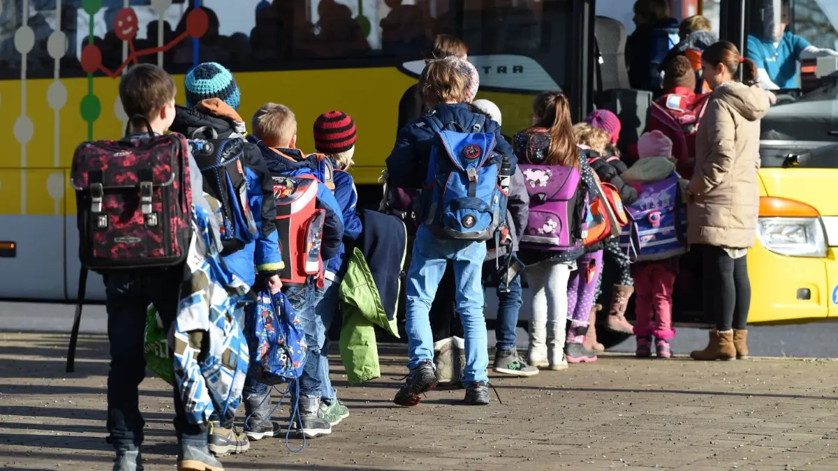 ARCHIV - ILLUSTRATION: 09.12.2016: Mehrere Schüler steigen vor einer Schule in einen Schulbus ein (Illustration zum Thema Kinder im Straßenverkehr). (zu dpa: «Nach tödlichem Unfall ruft ADAC zu Vorsicht an Bushaltestellen auf» vom 24.02.2018) Foto: Felix Kästle/dpa +++ dpa-Bildfunk +++