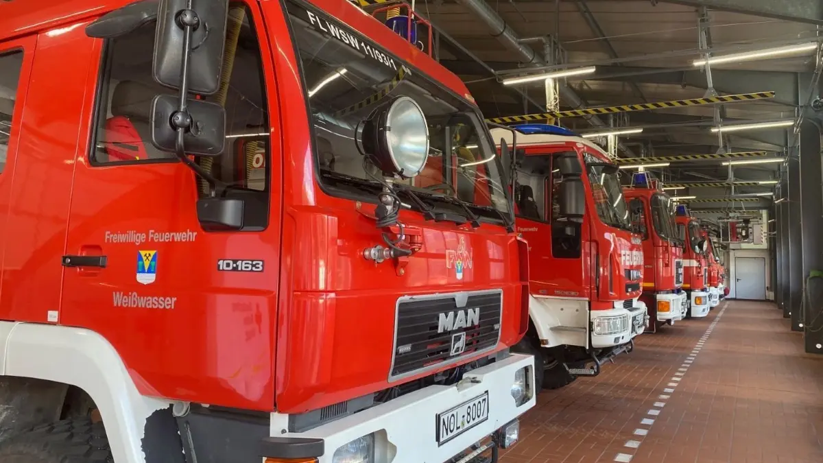 Blick in die Fahrzeughalle der Feuerwehr Weißwasser. Am späten Donnerstagabend wurden nicht nur sie alarmiert.
