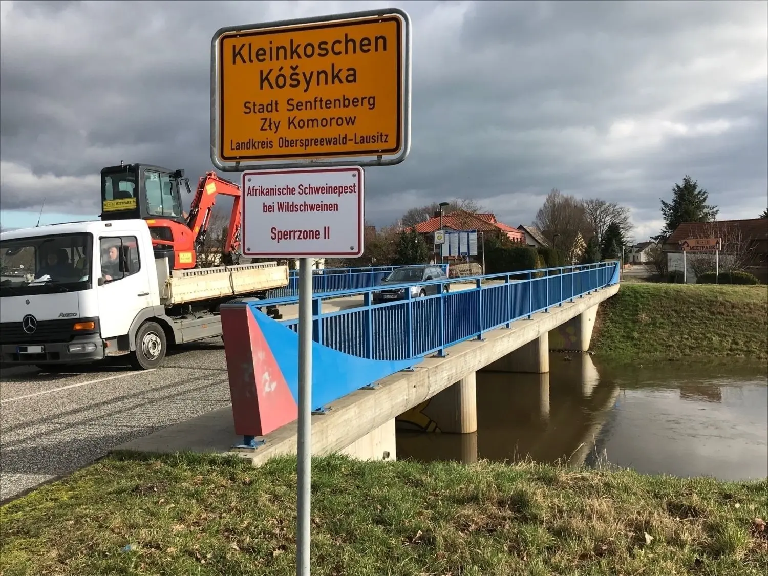 Diese Elsterbrücke ist die Einfahrt nach Kleinkoschen. Das Unbehagen der Einwohner wird größer.