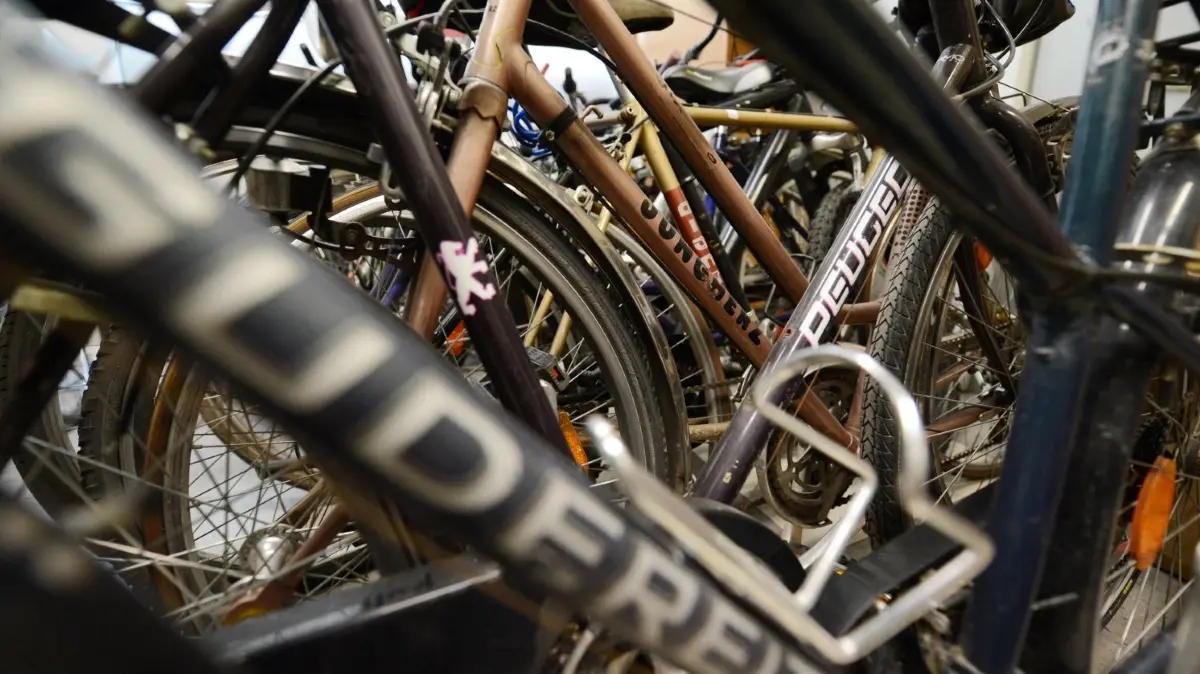 ARCHIV - ILLUSTRATION - Verlorene Fahrräder stehen am 22.08.2013 in Stuttgart (Baden-Württemberg) im Fundbüro Stuttgart. Im Zentralen Fundbüro Berlin stieg die Zahl der Fundsachen seit letztem Jahr stark an. Foto: Franziska Kraufmann/dpa (zu dpa «Fundbüro nimmt immer mehr verlorene Sachen entgegen» vom 23.08.2015) +++(c) dpa - Bildfunk+++ | Verwendung weltweit