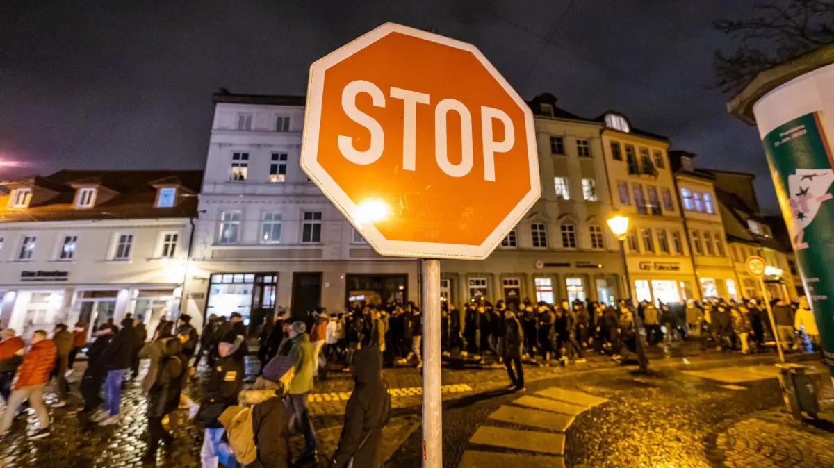 Zahlreiche Menschen demonstrieren in Cottbus gegen die staatlichen Corona-Regeln.
Foto: Frank Hammerschmidt
Zahlreiche Menschen demonstrieren in Cottbus gegen die staatlichen Corona-Regeln.
Foto: Frank Hammerschmidt