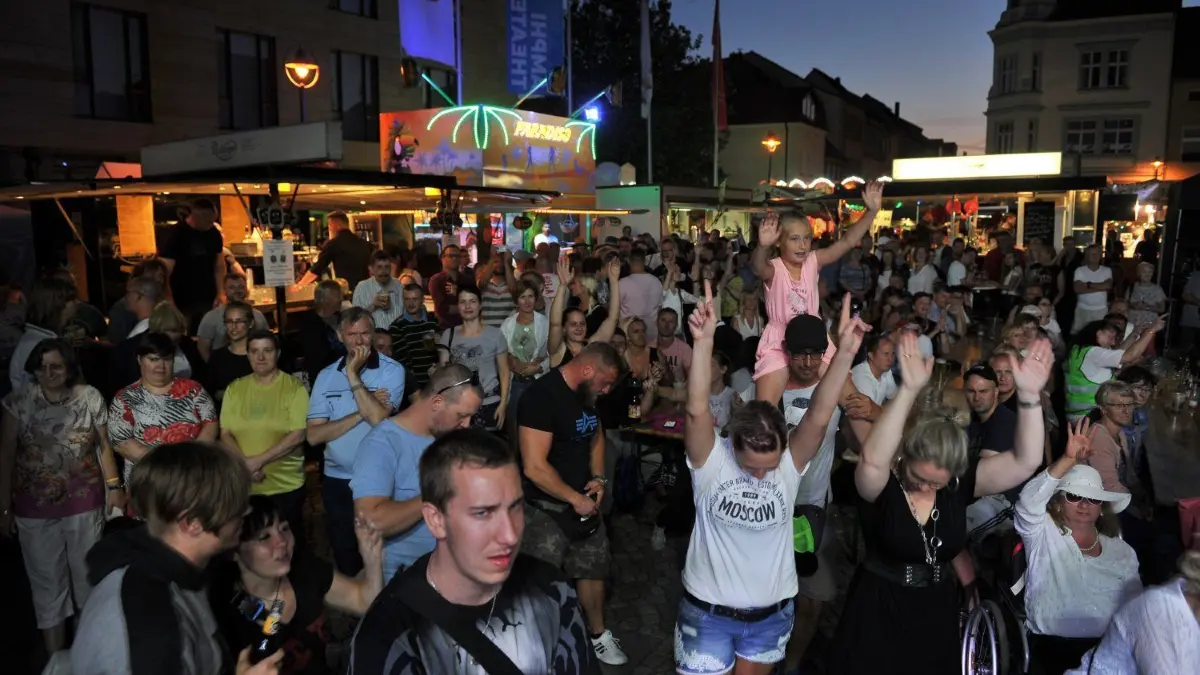 Hier wurde bis weit nach Mitternacht eine rauschende Sommerparty gefeiert.....
Der Partyhotspot zum Peter-und-Paul-Markt war am Freitag und Samstag der Senftenberger Markt. Hier wurde bis weit nach Mitternacht eine rauschende Sommerparty gefeiert.....