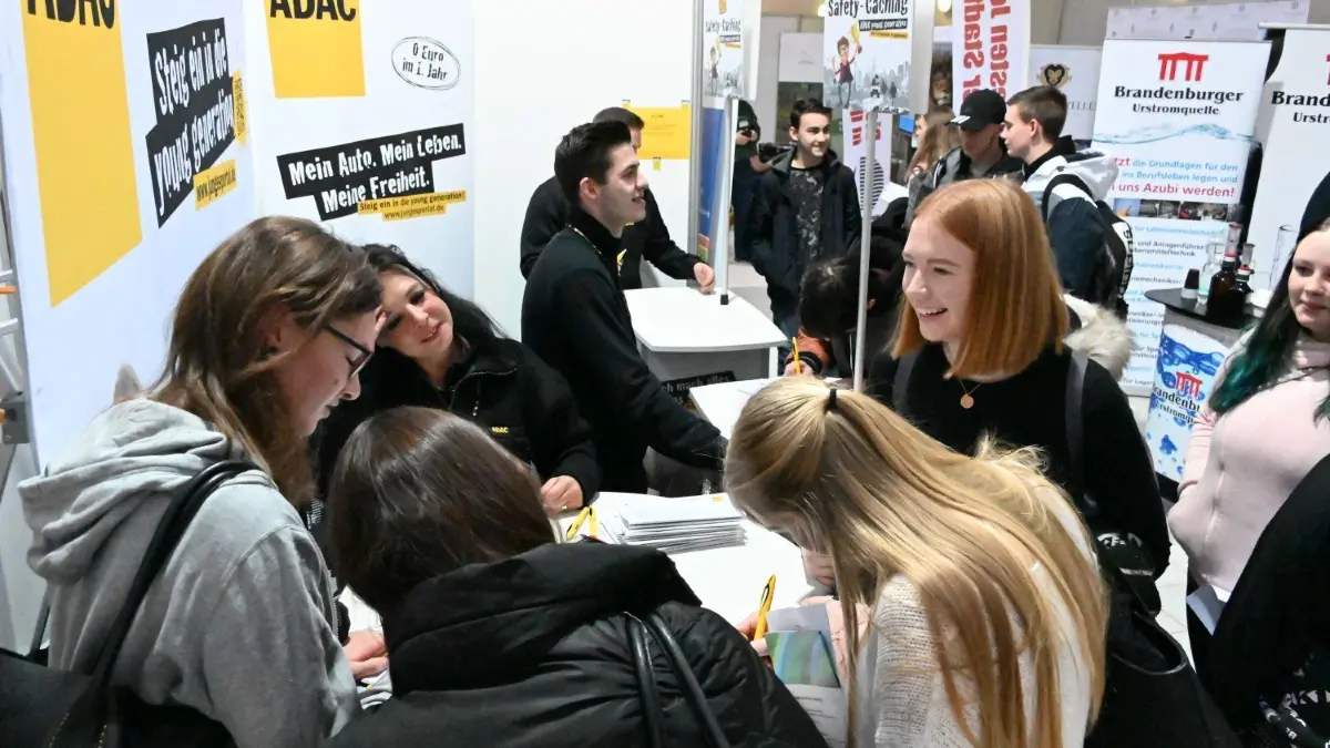 Am Freitag und Samstag findet in den Cottbuser Messehallen die größte Bildungsmesse und Jobbörse Brandenburgs von jeweils 10 - 17 Uhr statt. Laut Veranstalter haben sich für die 16. Impuls 231 Aussteller aus den Bereichen Bildung, Weiterbildung, Studium, Umschulung, Praktika, Ausbildung. Arbeit, Existenzgründung und Unternehmensentwicklung angemeldet und sorgen für eine ausgebuchte Messe. 71% kommen aus Brandenburg, 13% aus Sachsen, 7% aus Berlin und die restlichen 9 Prozent aus zehn weiteren Bundesländern. Insgesamt werden 402 Ausbildungsberufe, 506 verschiedene Studiengänge sowie zahlreiche Angebote für Praktika und Auslandsaufenthalte vorgestellt, über 4.000 Jobangebote warten auf Interessenten.
Am Freitag und Samstag findet in den Cottbuser Messehallen die größte Bildungsmesse und Jobbörse Brandenburgs von jeweils 10 - 17 Uhr statt. Laut Veranstalter haben sich für die 16. Impuls 231 Aussteller aus den Bereichen Bildung, Weiterbildung, Studium, Umschulung, Praktika, Ausbildung. Arbeit, Existenzgründung und Unternehmensentwicklung angemeldet und sorgen für eine ausgebuchte Messe. 71% kommen aus Brandenburg, 13% aus Sachsen, 7% aus Berlin und die restlichen 9 Prozent aus zehn weiteren Bundesländern. Insgesamt werden 402 Ausbildungsberufe, 506 verschiedene Studiengänge sowie zahlreiche Angebote für Praktika und Auslandsaufenthalte vorgestellt, über 4.000 Jobangebote warten auf Interessenten.