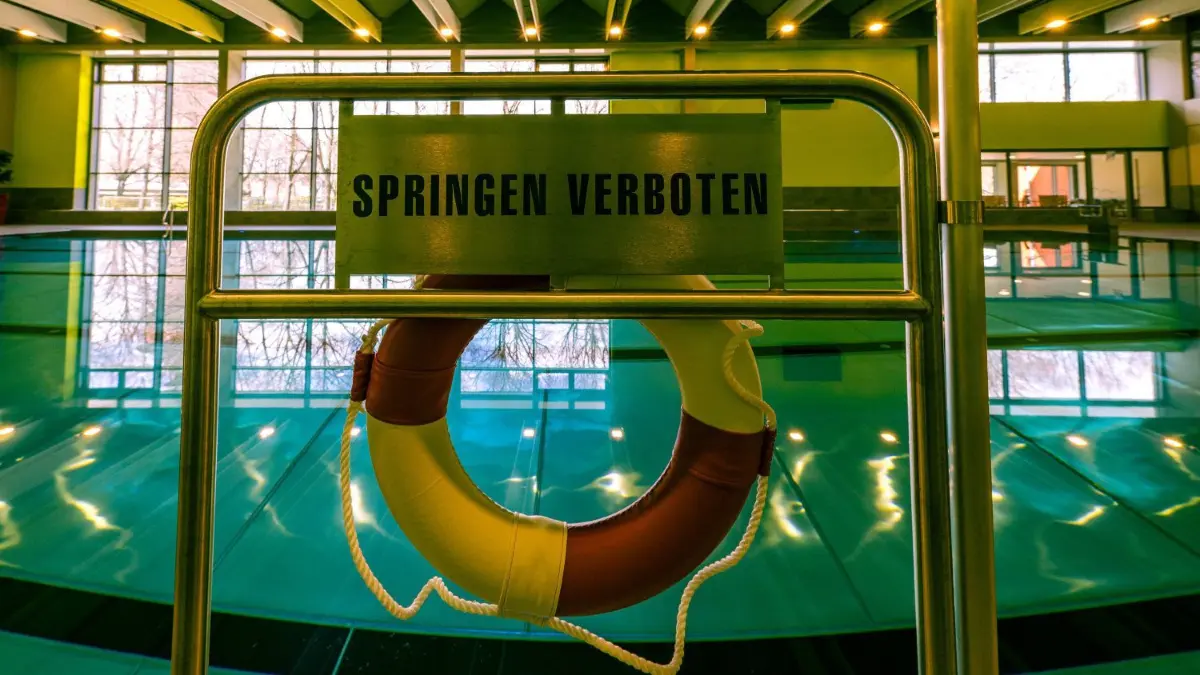 Die 1991 gebaute Schwimmhalle an der Jahnstraße in Forst war seit dem Jahr 2018 saniert worden. Jetzt gibt es exklusive Einblicke ins das neue Badeparadies der Rosenstadt.
26.04.2021, Brandenburg, Forst (Lausitz): Das Becken der Schwimmhalle ist jetzt in Edelstahl ausgeführt. Die 1991 gebaute Schwimmhalle an der Jahnstraße war seit dem Jahr 2018 saniert worden. Aufgrund der Corona-Pandemie gibt es bislang keinen Termin, zu dem wieder Besucher die Schwimmhalle betreten dürfen.
Foto: Frank Hammerschmidt
