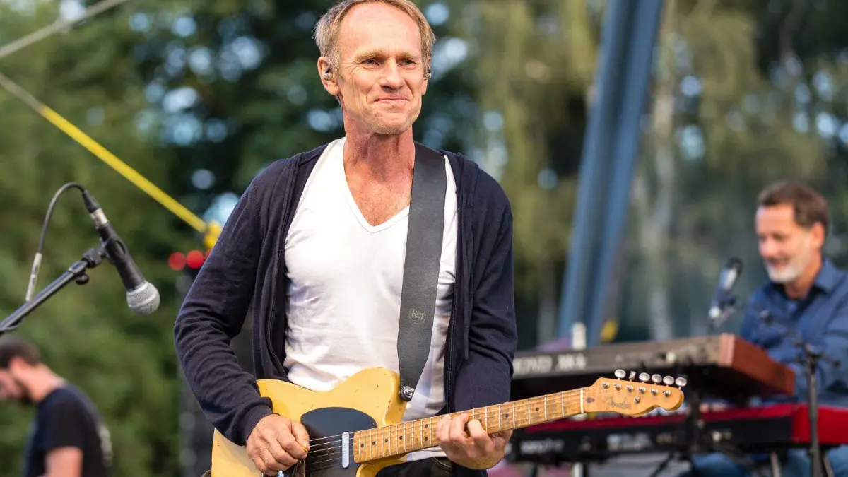 Der Sänger der Gruppe Keimzeit, Norbert Leisegang, steht beim Liebe-kennt-keine-Liga-OpenAir auf der Bühne.
03.09.2022, Brandenburg, Cottbus: Der Sänger der Gruppe Keimzeit, Norbert Leisegang, steht beim Liebe-kennt-keine-Liga-OpenAir auf der Bühne
Foto: Frank Hammerschmidt