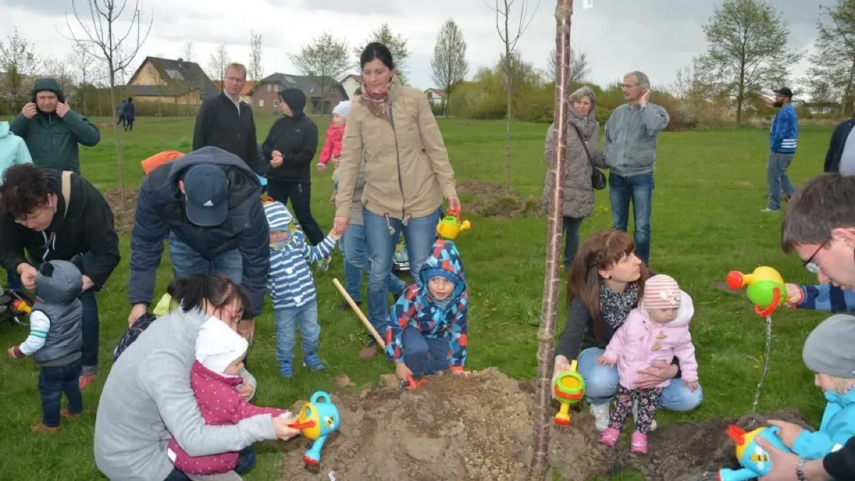 Baumpflanzaktion im Familienhain
Vor zehn Jahren wurde der Familienhain in Haidemühl errichtet. Mit der nun 4. Pflanzaktion wird diese tolle Idee fortgesetzt. Bisher wurden im Familienhain 151 Bäme gepflanzt. Die heutige Aktion steht für 10 Eheschließungen und 22 Geburten. Die Geburtenrate im Ortsteil Haidemühl ist in Bezug auf die Stadt Spremberg überdurchschnittlich. Der Altersdurchschnitt liegt in Haidemühl bei 43,7 Jahren und somit ist Haidemühl Sprembergs jüngster Ortsteil.