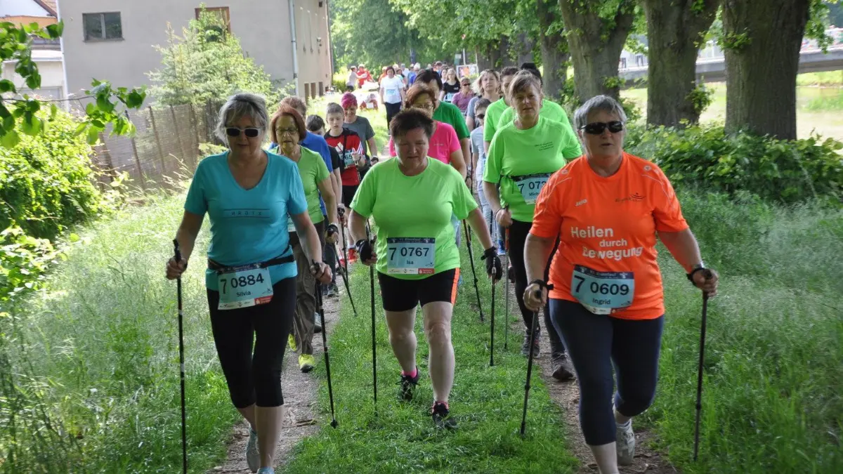 Stadtfest Bad Liebenwerda mit 27. Brunnenfest und 41. Elsterlauf in der Innenstadt und im Kurpark Nordic Walking
Stadtfest Bad Liebenwerde mit 27. Brunnenfest und 41. Elsterlauf in der Innenstadt und im Kurpark