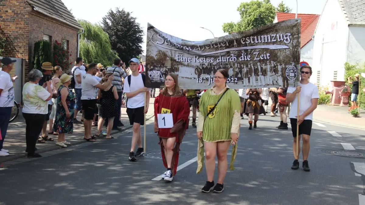 Das Auftaktbild des historischen Festumzuges in der Naundorfer Straße.
Das Auftaktbild des historischen Festumzuges in der Naundorfer Straße.