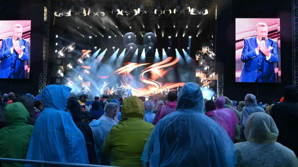 Trotz Dauerregens harrte das Publikum bis weit nach 22 Uhr aus.
Alles o.k.!. – Der Sänger Roland Kaiser und seine Band begeisterten am Freitagabend mehrere Tausend Besucher im Cottbuser Spreeauenpark während seines „Open Air Konzertes `23“. Von der ersten Minute an zogen der Sänger und seine Musiker die Gäste in ihren Bann. Zuvor hatte die Sängerin Sarah Zucker die Schlagerfans mit ihren Liedern auf den Abend eingestimmt.