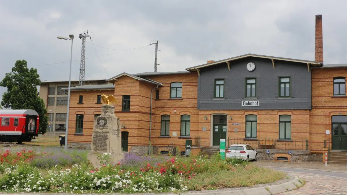 So wirkt der Bahnhof Ortrand von außen.
So wirkt der Bahnhof Ortrand von außen.
