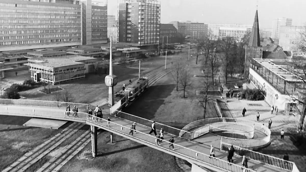 Historische Ansichten
Stadtpromenade Cottbus
Fußgängerbrücke, Mokka-Milch-Eisbar "Sternchen", Pavillons,
Aufnahme von November 1988