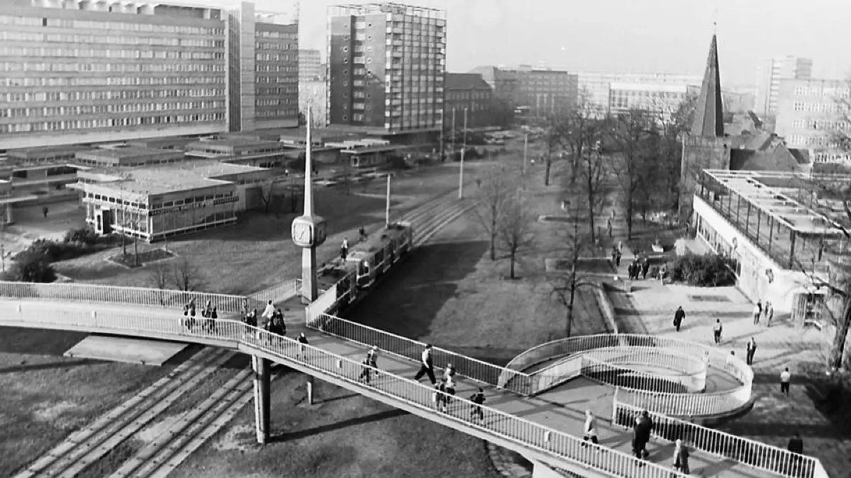 Historische Ansichten
Stadtpromenade Cottbus
Fußgängerbrücke, Mokka-Milch-Eisbar "Sternchen", Pavillons,
Aufnahme von November 1988