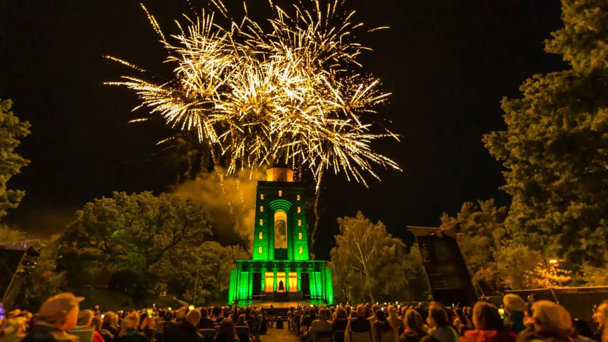Ein grandioses Feuerwerk bildet den Abschluss der Premiere der 13. Spreewälder Sagennacht.
Ein grandioses Feuerwerk bildet den Abschluss der Premiere der 13. Spreewälder Sagennacht.
Nach zweijähriger Corona-Pause präsentiert sich die Veranstaltung an den drei Tagen des Pfingstwochenendes unter dem Titel "Die Rückkehr" wieder mit einer spannenden Geschichte um Macht und Intrigen. Die Lutki Jolka und Jorka suchen fieberhaft nach dem verschwundenen Wendenkönig Juro. In seiner Abwesenheit werden die Menschen im Spreewald zum Spielball im Kampf um die Vorherrschaft in der Lausitz. Dietrich, Graf von Wettin, marschiert mit seinen Truppen in die Lausitz ein und die Sagenfiguren, allen voran der Schlangenkönig Wakapan und die dunkle Zauberin Morawa, sind auf ihren eigenen Vorteil bedacht und versuchen Kapital aus den ungeklärten Machtverhältnissen zu schlagen.
Die Künstler des Sorbischen National-Ensembles und zahlreiche Statisten aus der Region begeistern im Open Air Spektakel vor der zauberhaften Naturkulisse des Bismarckturms in Burg (Spreewald) die Zuschauer mit einer Geschichte, in der Historie und Fantasie geschickt miteinander verwoben werden.
Foto: Frank Hammerschmidt