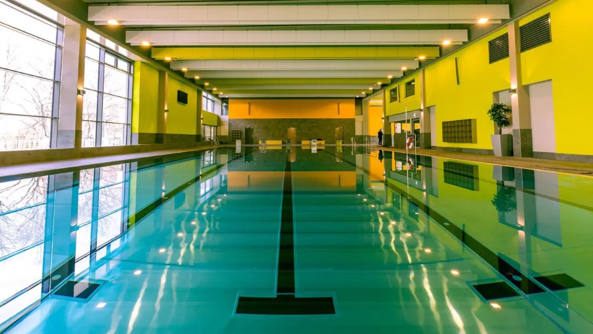 Das Becken der Schwimmhalle ist jetzt in Edelstahl ausgeführt.
26.04.2021, Brandenburg, Forst (Lausitz): Das Becken der Schwimmhalle ist jetzt in Edelstahl ausgeführt. Die 1991 gebaute Schwimmhalle an der Jahnstraße war seit dem Jahr 2018 saniert worden. Aufgrund der Corona-Pandemie gibt es bislang keinen Termin, zu dem wieder Besucher die Schwimmhalle betreten dürfen.
Foto: Frank Hammerschmidt