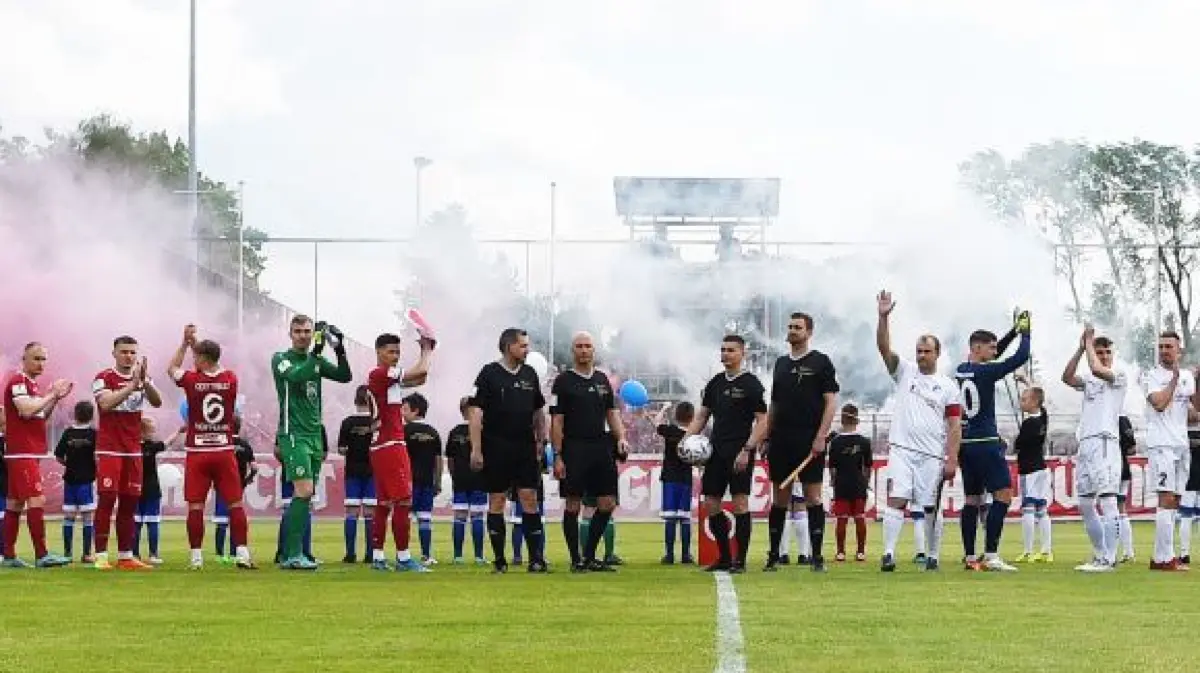Die Mannschaften laufen ein, im Hintergrund zünden Fans von Cottbus Pyrotechnik.
Fussball, Herren, Saison 2021/2022, AOK-Landespokal Brandenburg (Finale), VfB Krieschow - Energie Cottbus, die Mannschaften laufen ein, im Hintergrund zünden Fans von Cottbus Pyrotechnik, 21.05. 2022, Foto: Sebastian Räppold / Matthias Koch