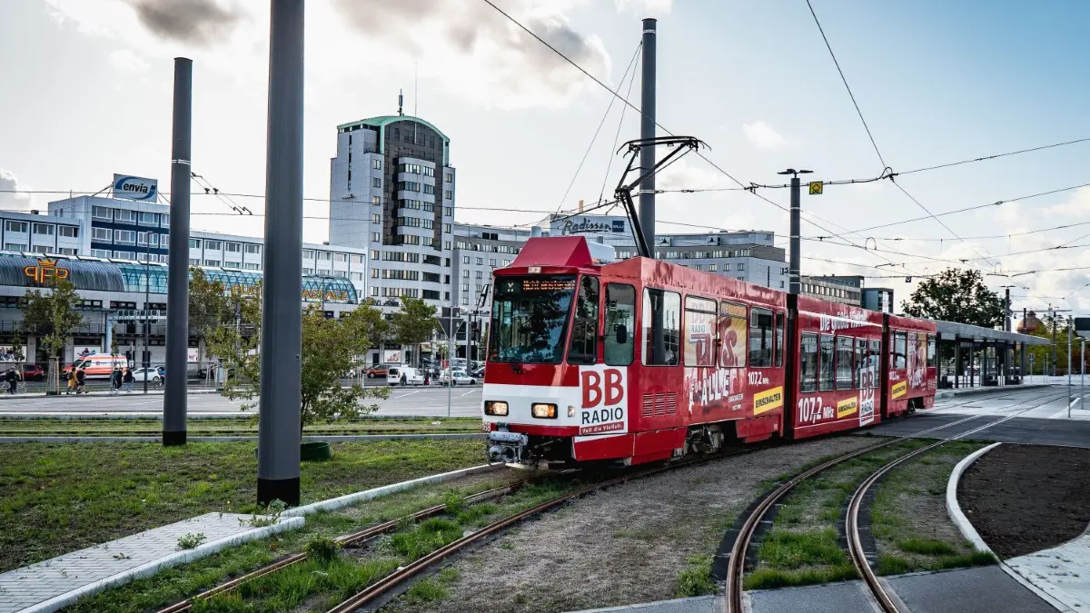 Welche Straßenbahnlinien fahren über den Bahnhof?
Mit der Freigabe des Verkehrsknotens am 22. Oktober tritt auch der neue Verkehrsplan von Cottbusverkehr in Kraft. Damit sind die Straßenbahnen dann wieder auf vier Linien unterwegs. Wegen der Bauarbeiten am Bahnhof war zwei Jahre lang Schienenersatzverkehr nötig.
Von den vier Straßenbahnlinien werden drei direkt über den Bahnhof führen. Die Linie 1 verbindet Schmellwitz Anger über die Stadtpromenade mit dem Hauptbahnhof. Die Linie 2 fährt von Sandow über die Stadthalle und den Hauptbahnhof zur Jessener Straße. Die Linie 4 ist zwischen Neu Schmellwitz, Stadtpromenade, Hauptbahnhof und Sachsendorf unterwegs.
Die Linie 3 fährt von Ströbitz nach Madlow – ohne Abstecher über den Bahnhof.
Hauptbahnhof Cottbus