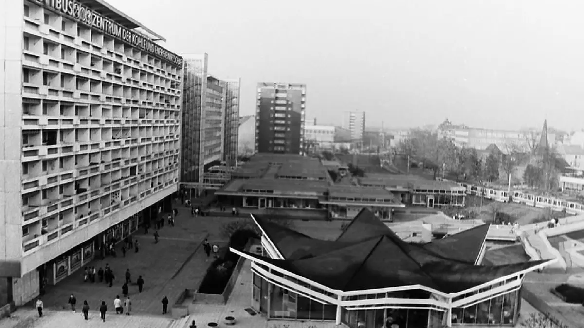 Historische Ansichten
Stadtpromenade Cottbus
Fußgängerbrücke, Mokka-Milch-Eisbar "Sternchen", Pavillons,
Aufnahme von November 1988